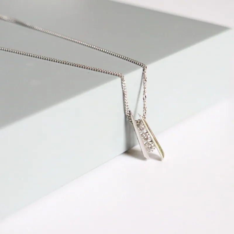 9 ct White Gold Diamond Pendant (15 points)