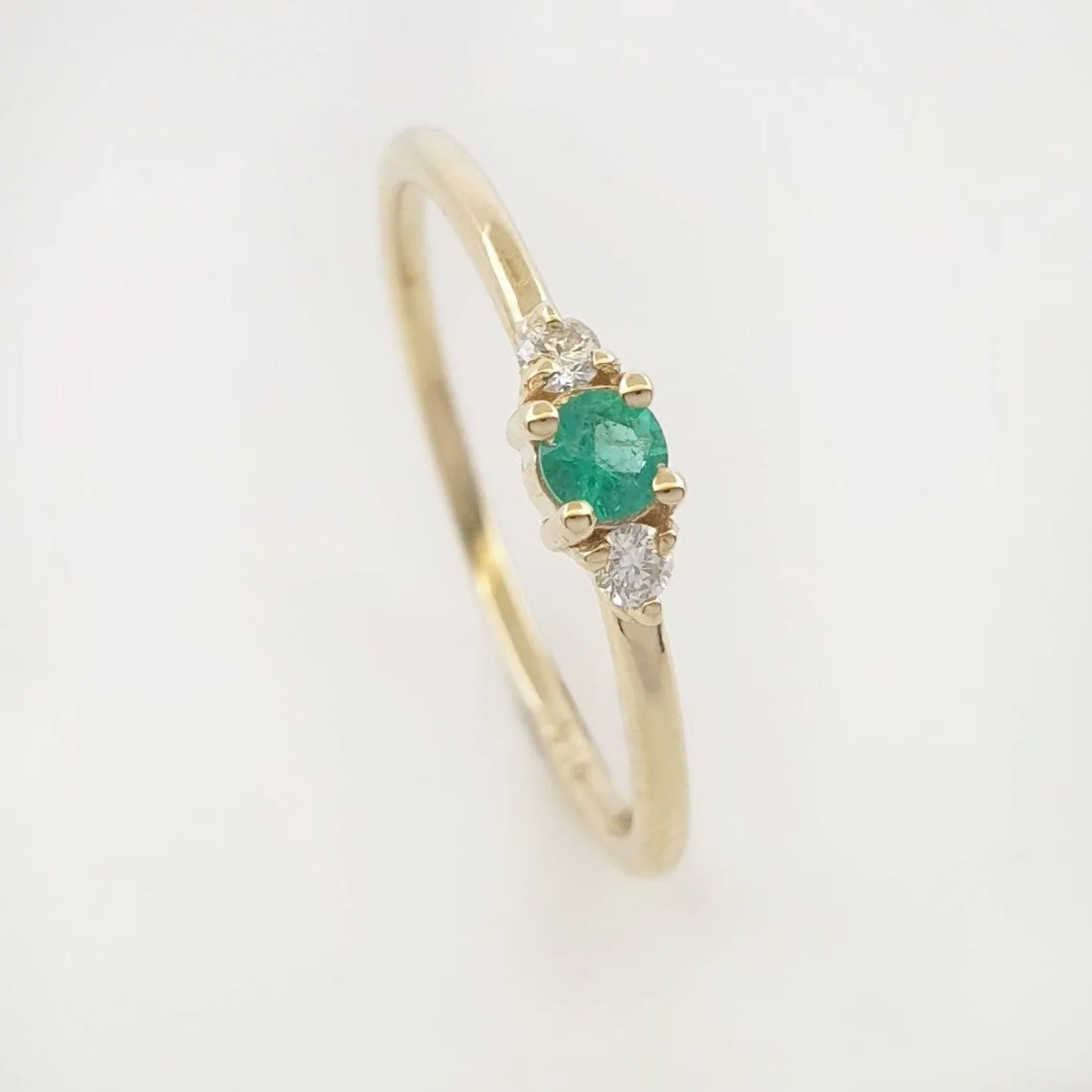 Diamond eye ring emerald