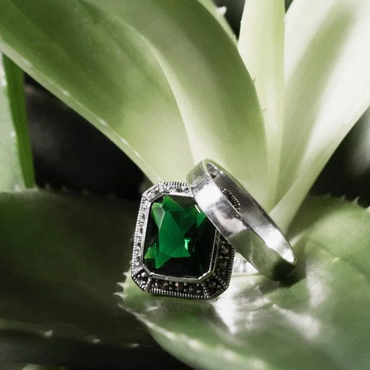 Emerald Green Queen Solitaire Ring