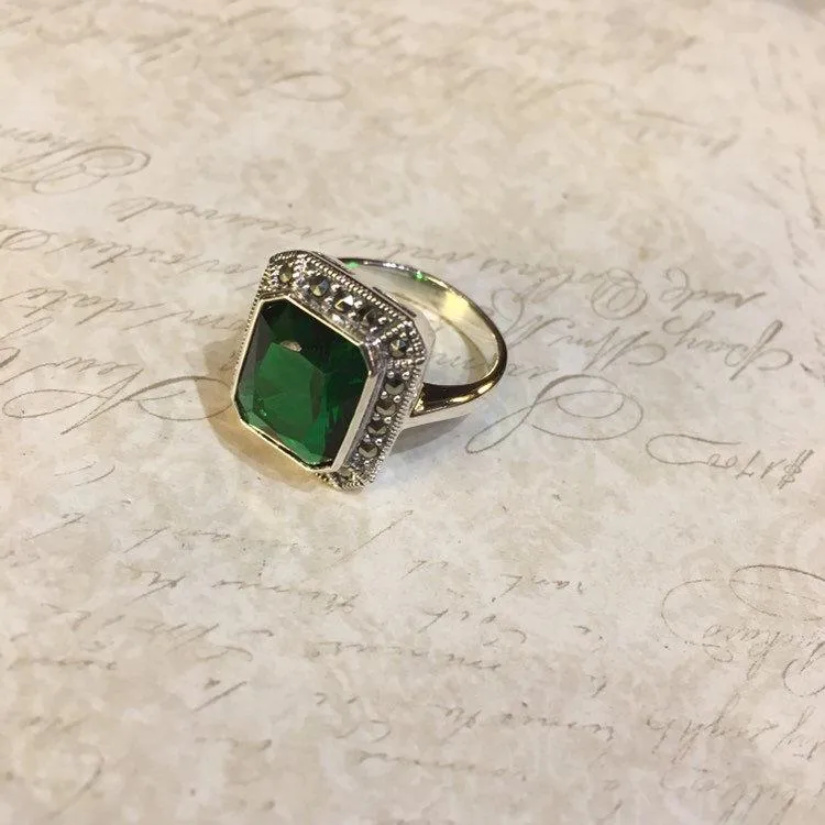 Emerald Green Queen Solitaire Ring