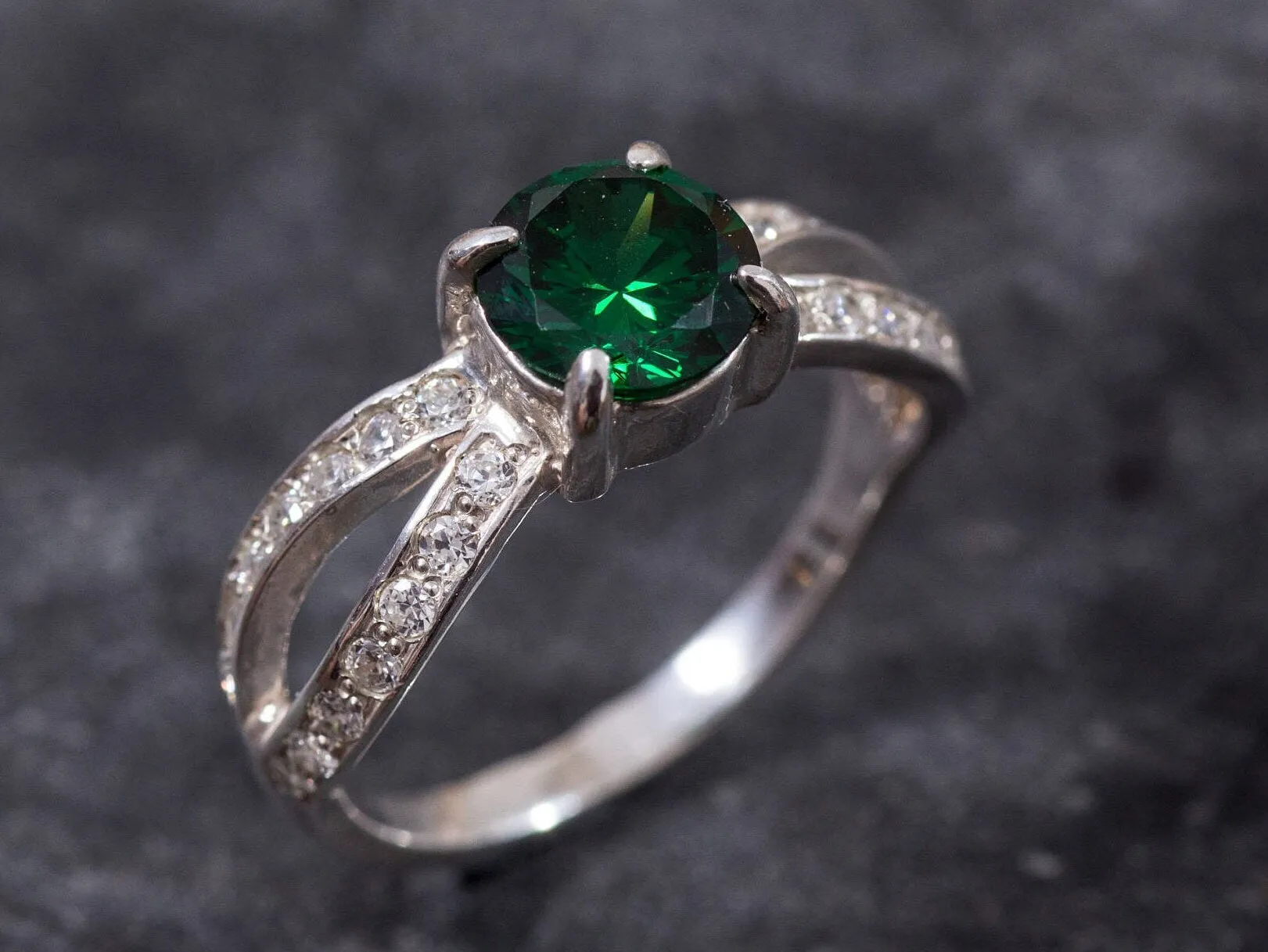 Round Emerald Ring - Green Vintage Ring - Split Pave Band