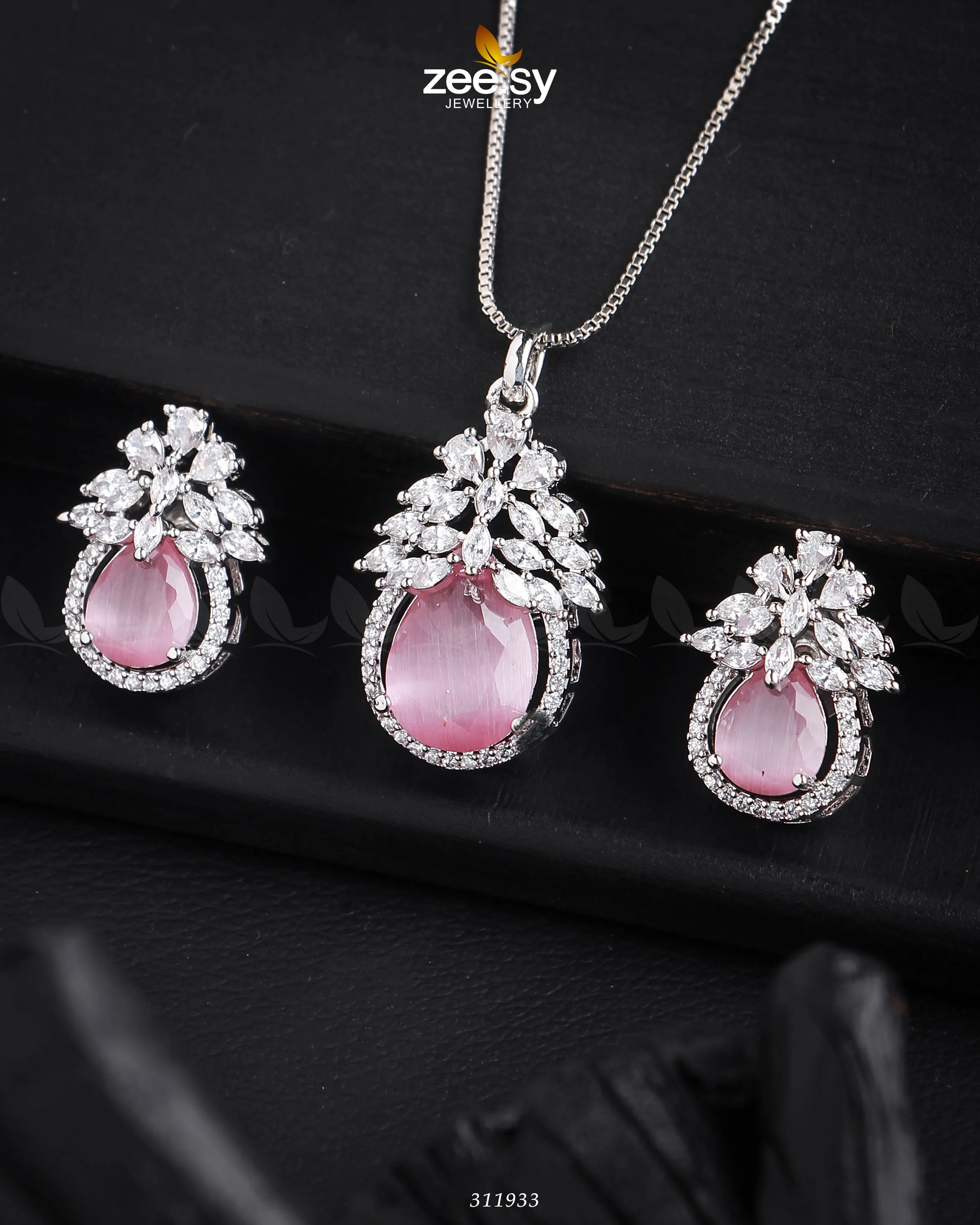 Zara's Pendant Set