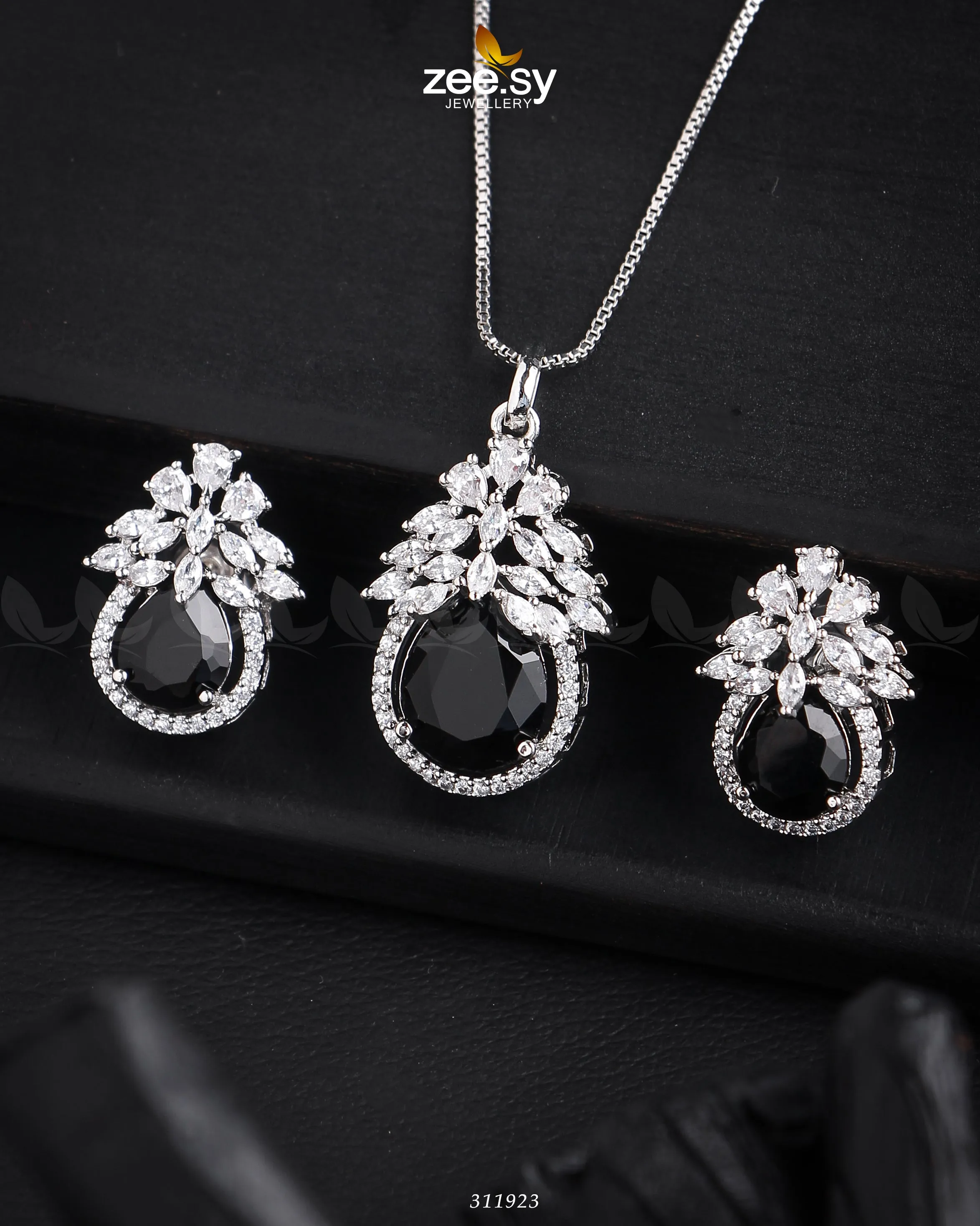 Zara's Pendant Set